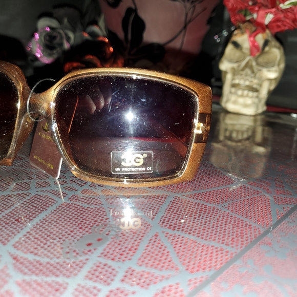 NWT 🤎Beautiful Brown Designer Sunglasses With UV Protection by DG🤎 - Picture 3 of 11